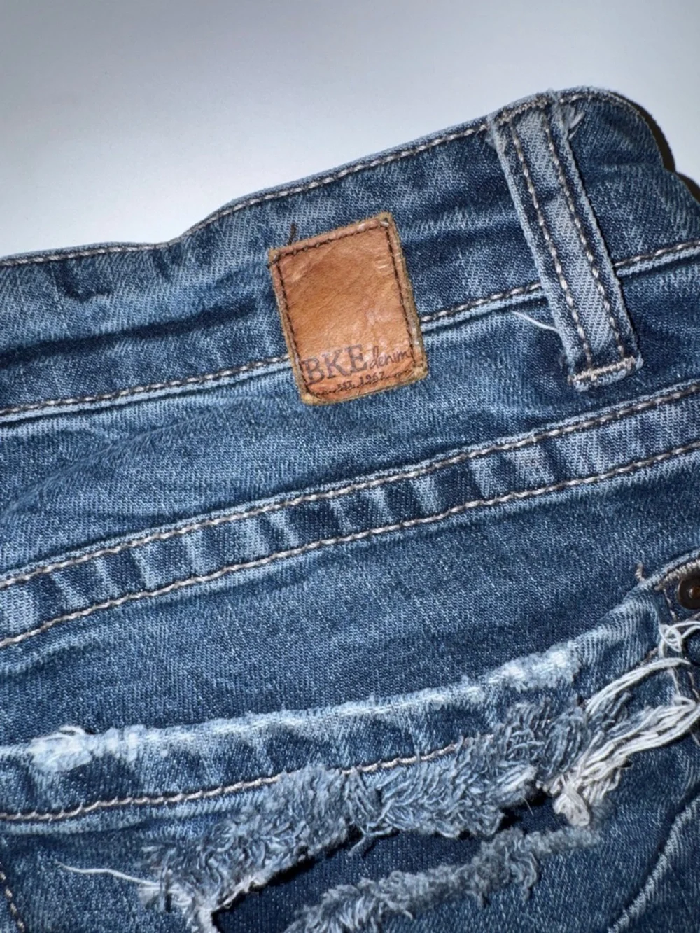 BKE Women’s Stella Boot Cut Jeans - Faded Blue with Distressed‎ Details Size 28L